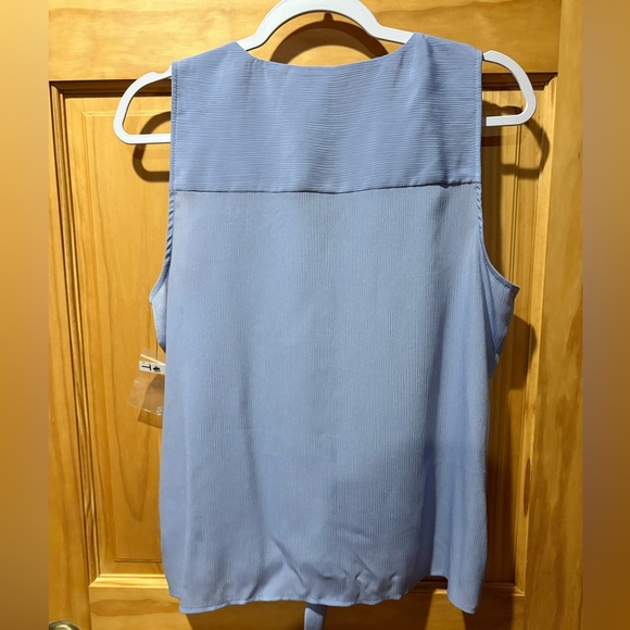 Nine West women’s size medium blue textured top button up, V-neck, tie knot NWT - Picture 2 of 7